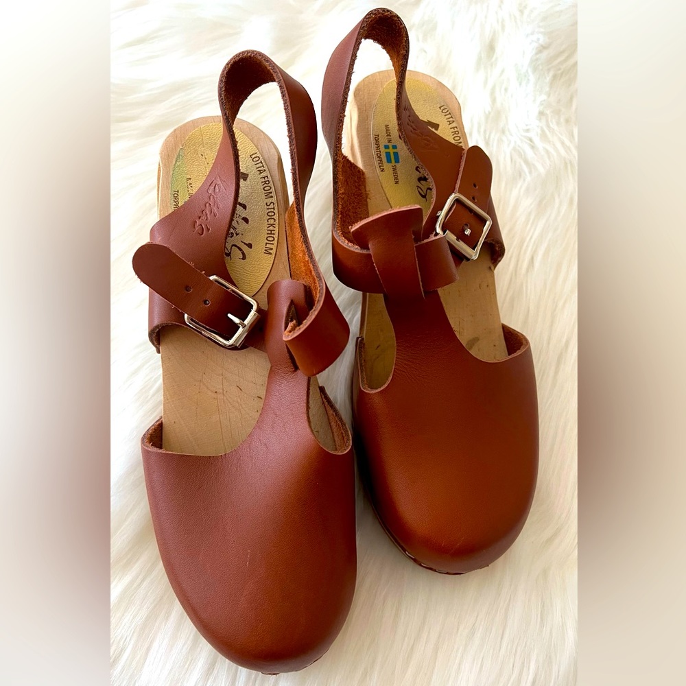 Lotta’s Highwood T-bar clogs in tan leather